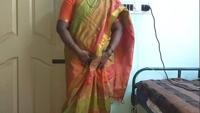 Indian desi maid airson a tits nàdarrach a shealltainn do neach-seilbh na dachaigh